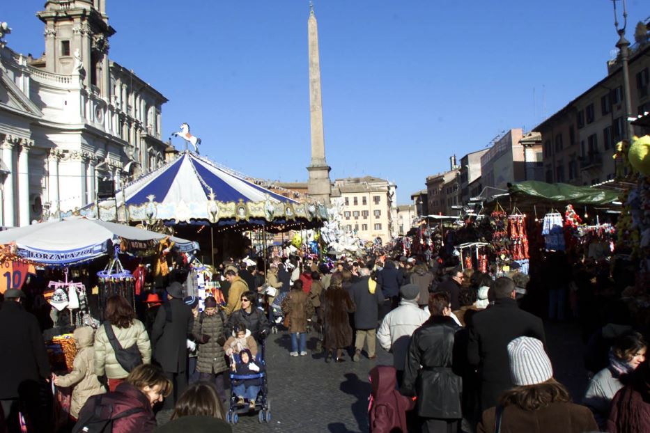 In questi giorni a Roma le bancarelle di piazza Navona si riempiono di befane