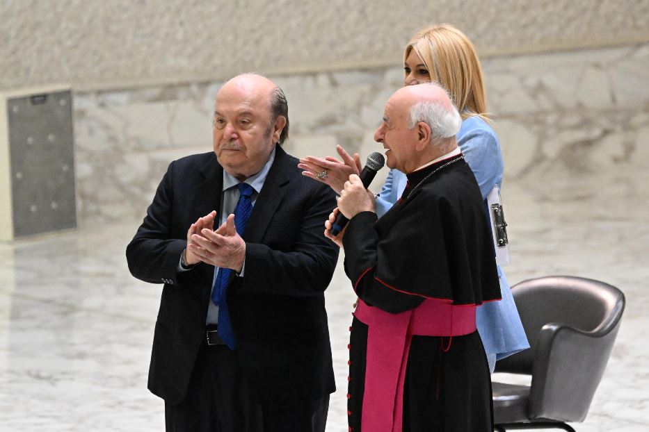 Lino Banfi (qui con monsignor Paglia) ha dedicato una filastrocca al Papa