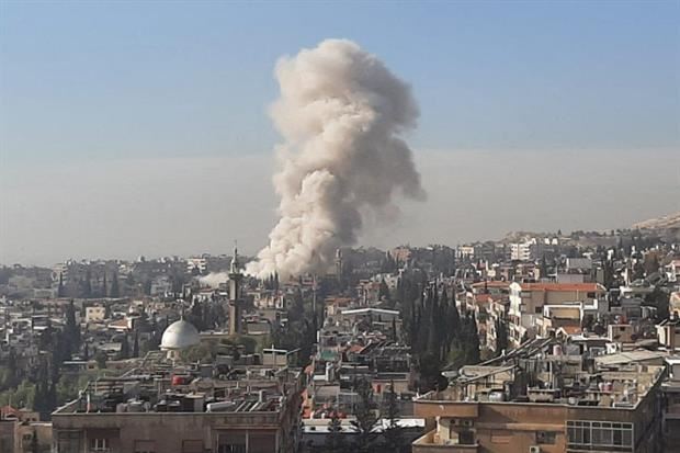 Il fotogramma, tratto da un filmato delle tv siriane, cattura il fumo seguito all’attacco mortale contro cinque esponenti dei pasdaran a Damasco