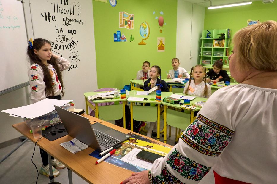 Aperta a Kharkiv la prima scuola interamente sotterranea: lezioni nel sottosuolo per proteggere le classi dai missili russi e far tornare i ragazzi in aula