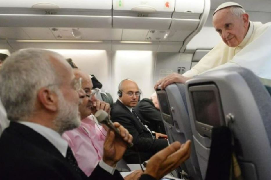 Salvatore Mazza rivolge una domanda a papa Francesco durante un viaggio apostolico internazionale