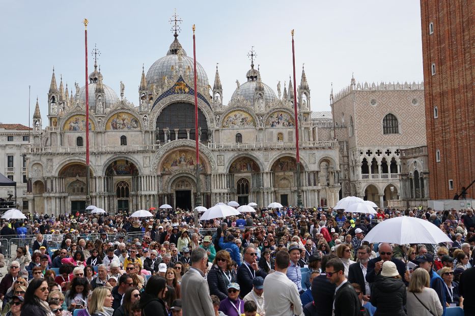 I fedeli in Piazza San Marco