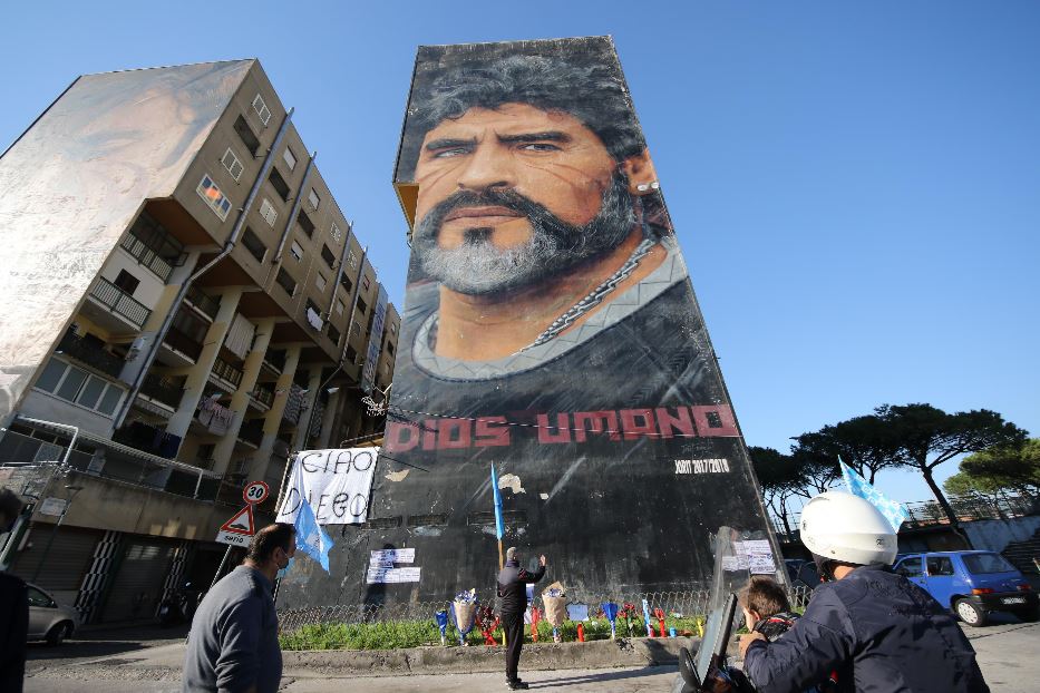 Il murale dedicato a Maradona da Jorit a San Giovanni a Teduccio (Napoli)