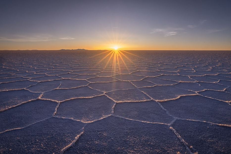 Il sole tramonta sugli esagoni del Salar de Uyuni, il deserto di sale al confine tra Cile e Bolivia