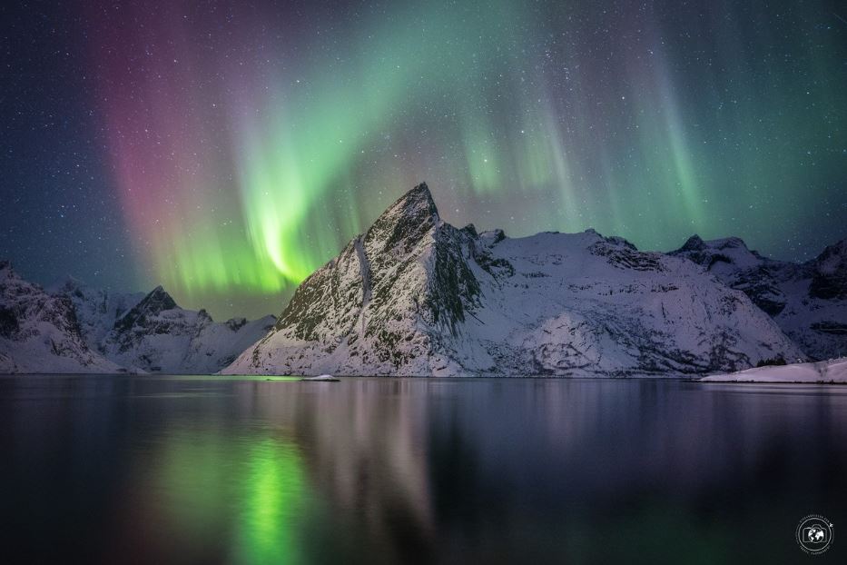 L’aurora boreale accende i cieli artici delle isole Lofoten, nel nord della Norvegia