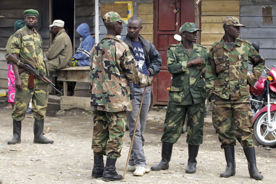 Miliziani del gruppo M23 al confine congolese con il Ruanda