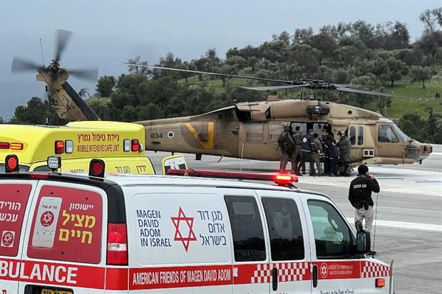 L'evacuazione di un ferito da Safet per i razzi lanciati da Hezbollah libanese