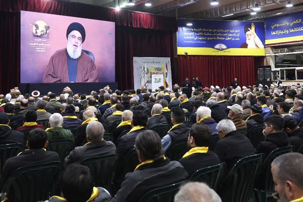 Il leader di Hezbollah libanese, Sayyed Nasrallah, parla ai suoi sostenitori da uno schermo ieri a Beirut