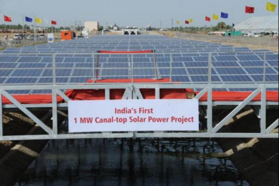 I pannelli solari sopra i canali che attraversano il Gujarat
