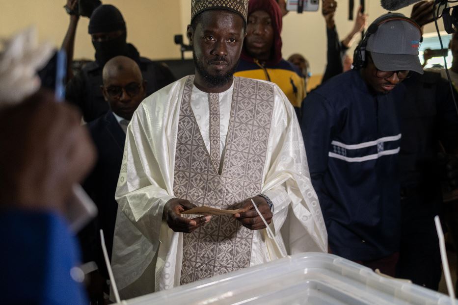 Il candidato antisistema Bassirou Diomaye Faye, che sarebbe in testa nello scrutinio