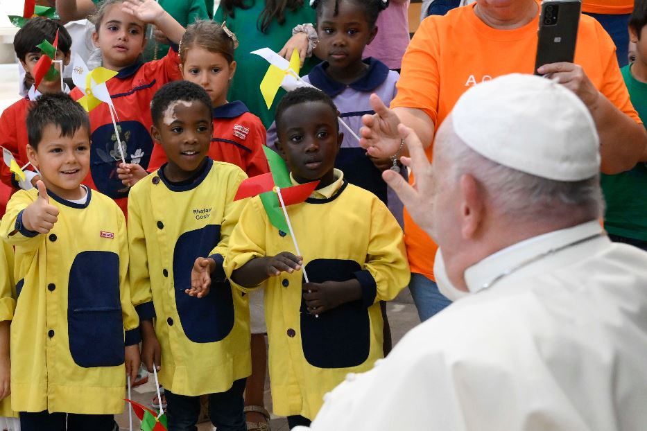 Il Papa con un gruppo di bambini alla Gmg di Lisbona