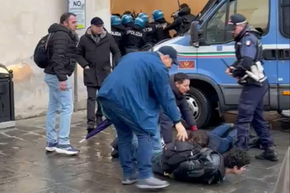 Studenti bloccati faccia a terra dalla polizia nel centro di Pisa