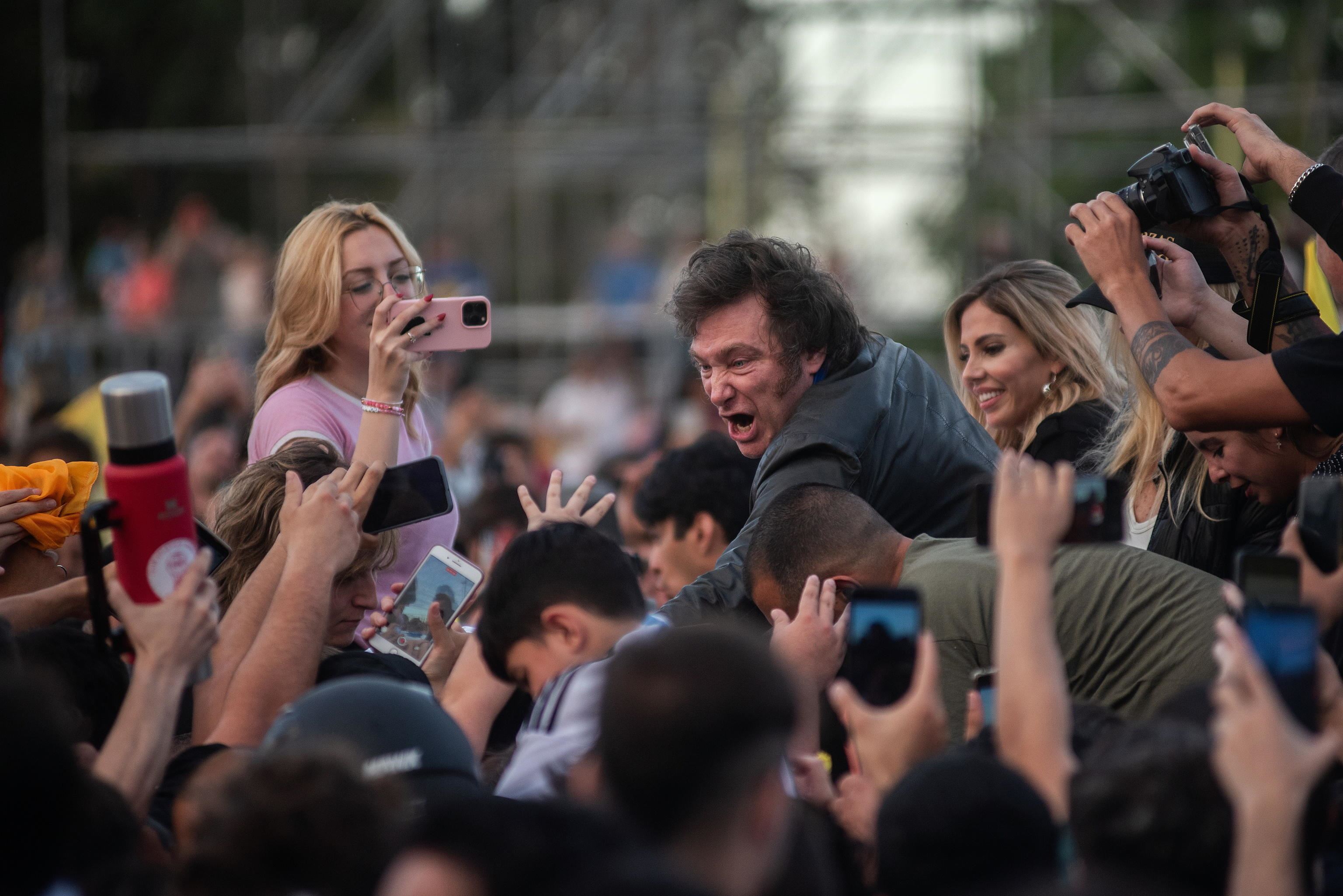 Bagno di folla a Rosario per Milei che si è recato in città dopo l'elezione