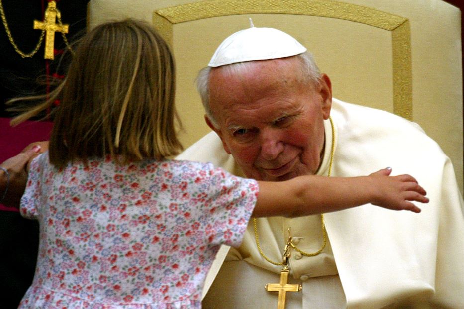 Giovanni Paolo II benedice una bambina
