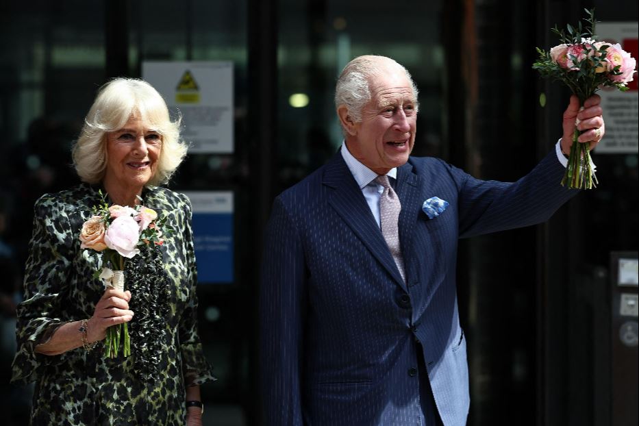 Re Carlo con la regina Camilla davanti al centro oncologico