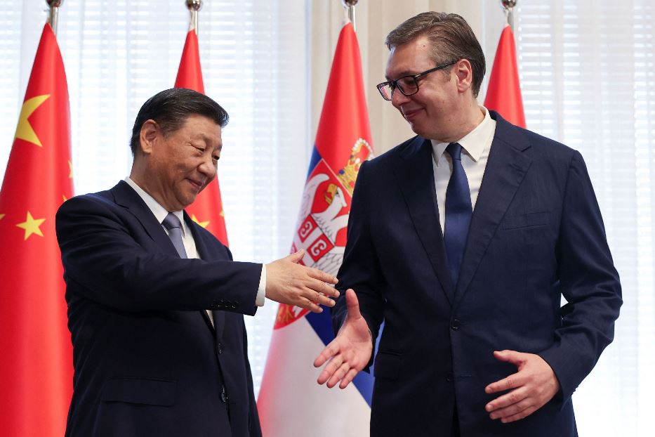 Il presidente serbo Aleksander Vucic accoglie il 'collega' cinese Xi Jinping