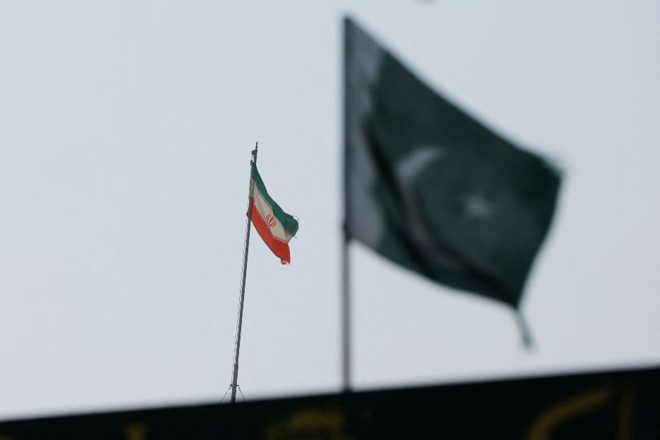 Una bandiera iraniana e sullo sfondo una del Pakistan