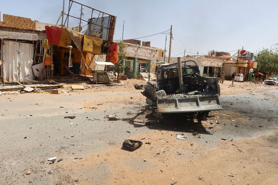 Edifici e veicoli danneggiati dagli scontri a fuoco in una strada di Omdurman a Khartum
