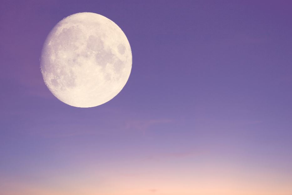 Un'affascinante luna piena