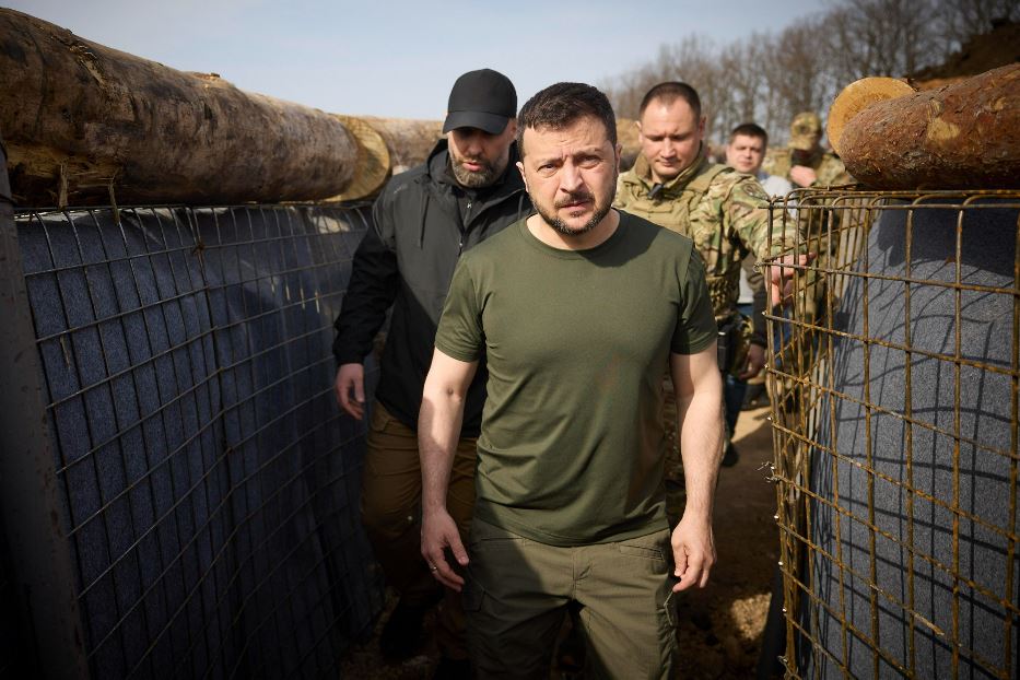 Il presidente Zelensky visita le fortificazioni anti-russe nella regione di Kharkiv