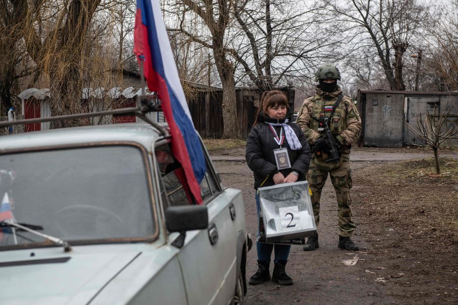La bandiera russa a un seggio volante in Donbass