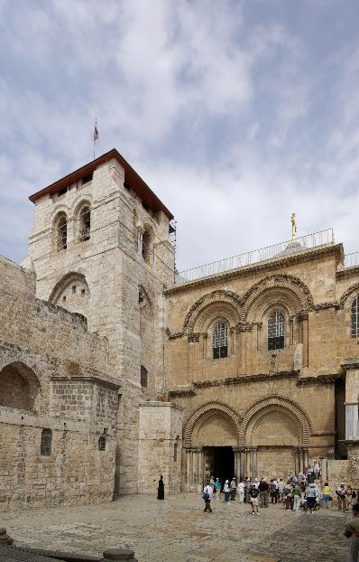 La facciata della Basilica del Santo Sepolcro a Gerusalemme