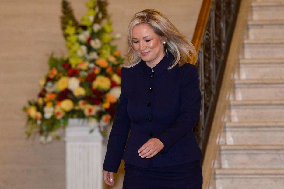 La nuova premier nordirlandese Michelle O'Neill all'ingresso del parlamento di Stormont a Belfast