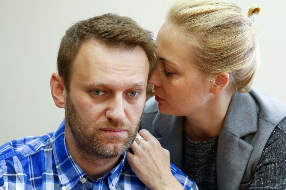 Alexeij Navalny con la moglie Yulia durante un'udienza a Mosca