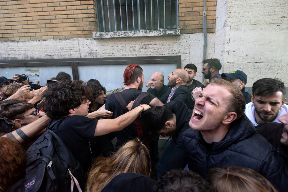 Momenti di tensione alla Sapienza dopo la decisione del Senato accademico
