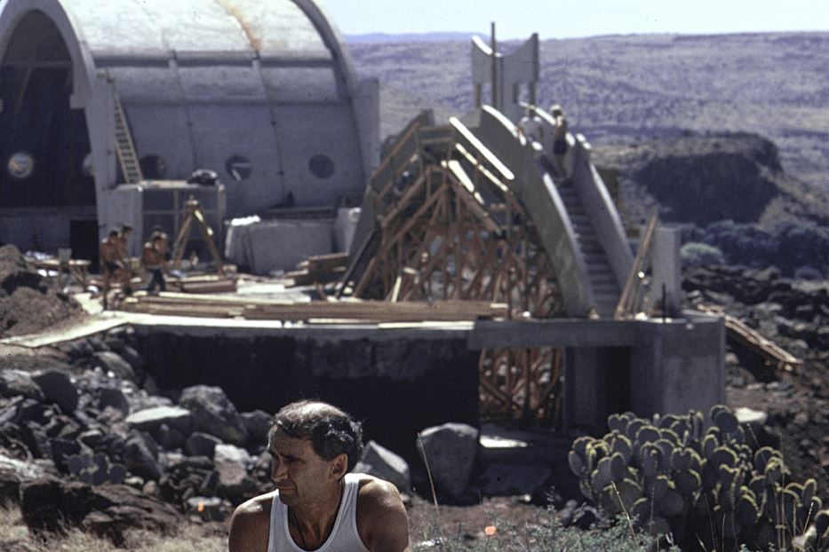Paolo Soleri lavora alla costruzione di Arcosanti, 1970