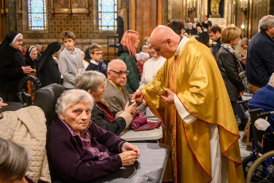 Padre Carmine Arice durante una Messa con ospiti della Piccola Casa di Torino, religiose, personale medico e volontari