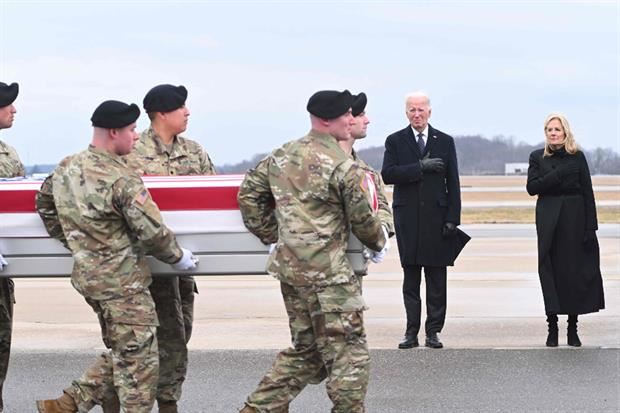 Biden e la moglie Jill rendono omaggio alle salme dei tre soldati uccisi in Siria