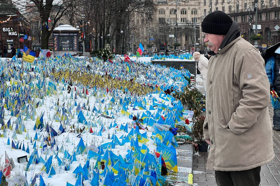 A Maidan, piazza principale di Kiev, le bandiere in memoria dei soldati caduti in battaglia