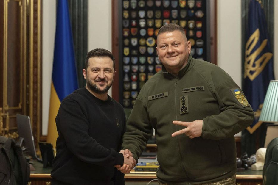 Il presidente ucraino Volodymyr Zelensky stringe la mano al generale Valery Zaluzhny, rimosso dalla guida delle forze armate