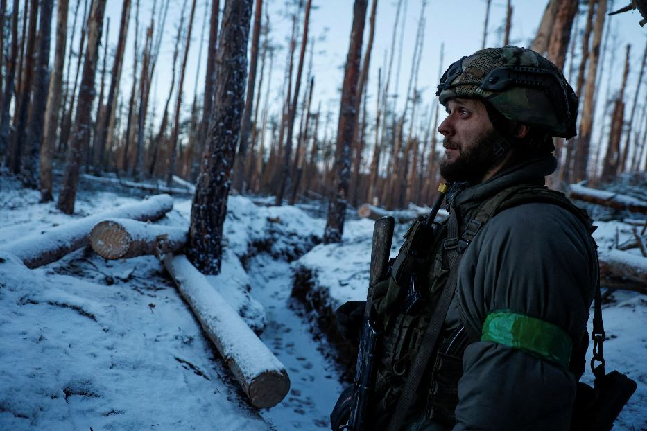 Un soldato di vedetta in prima linea vicino alla cittadina di Kreminna nell'Ucraina orientale