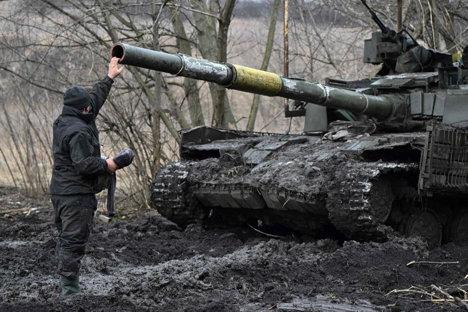 Un soldato di fronte a un carro armato ucraino vicino a Bakhmut nella regione di Donetsk