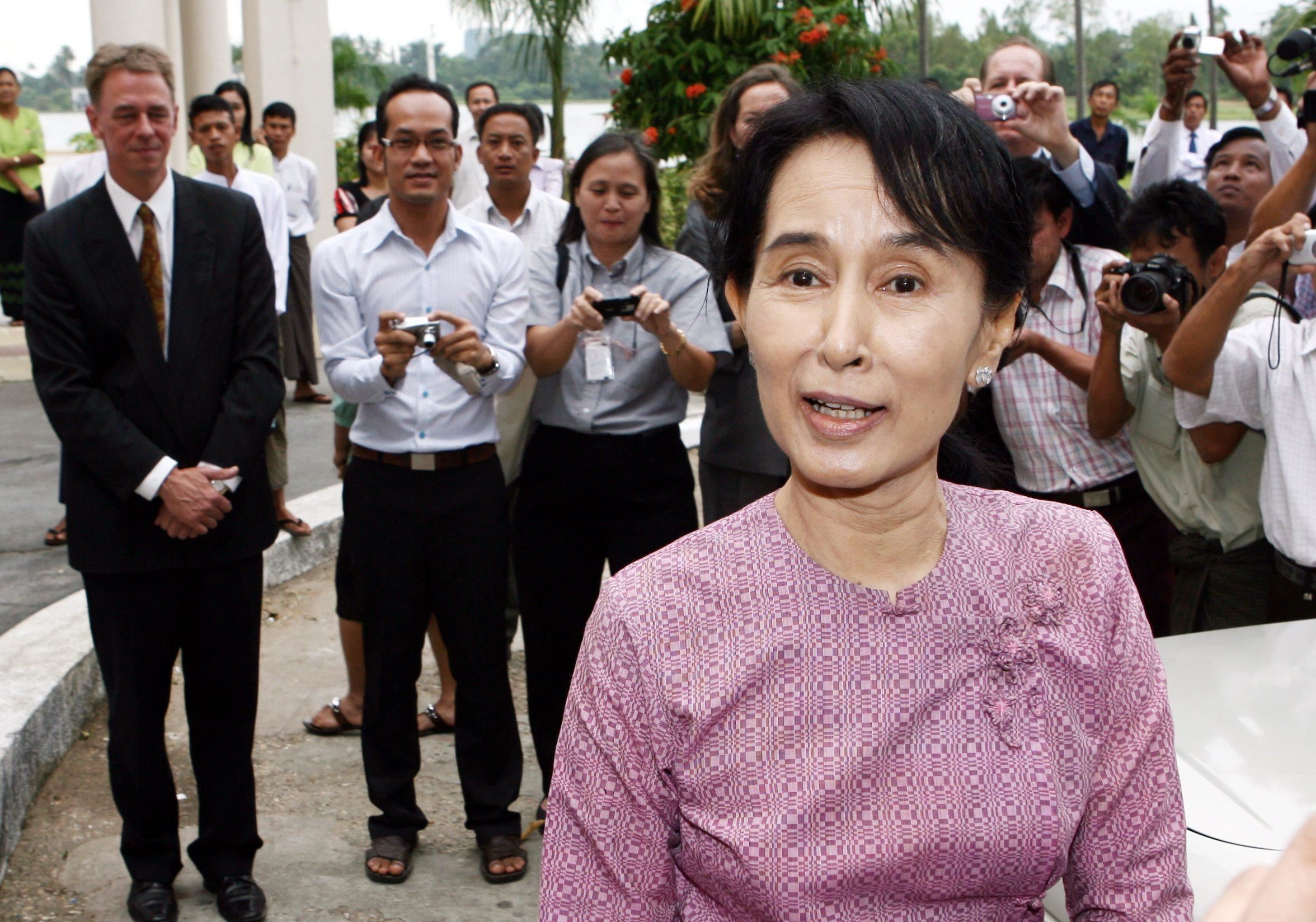 Aung San Suu Kyi, nel 2009 con diplomatici stranieri nella casa sul lago a Yangon