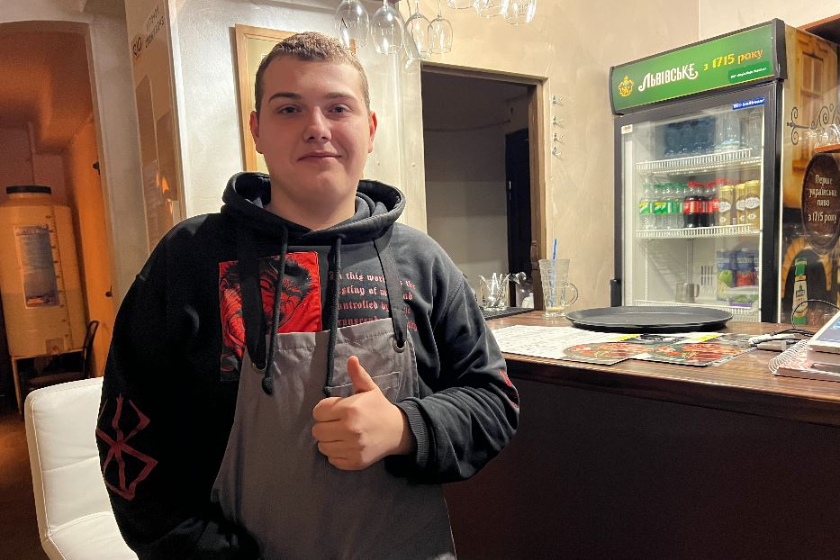 il giovane cameriere Igor Ridosh che ha scelto di restare a Kramatorsk
