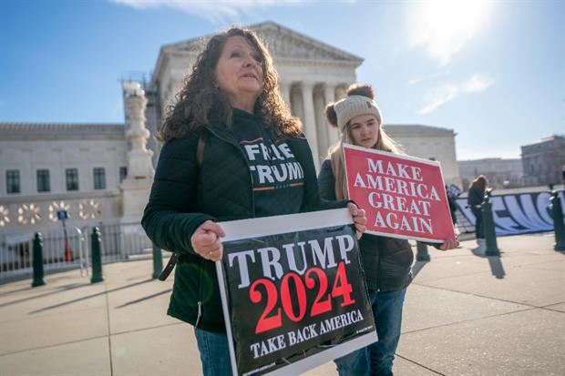 Sostenitrici del tycoon davanti alla Corte Suprema a Washington
