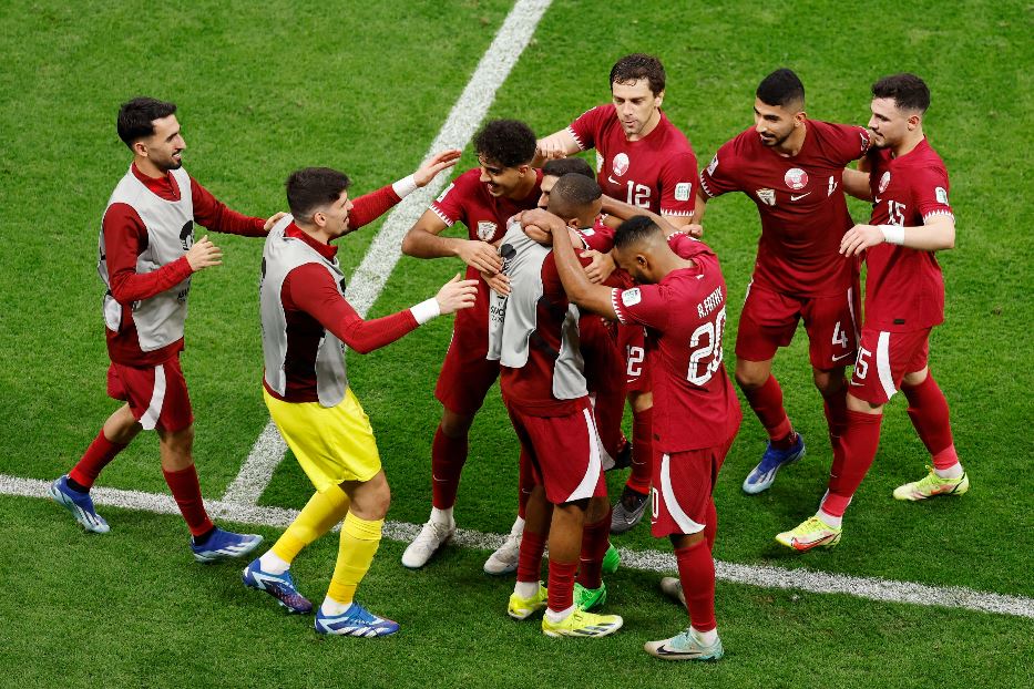 La formazione del Qatar festeggia dopo il gol