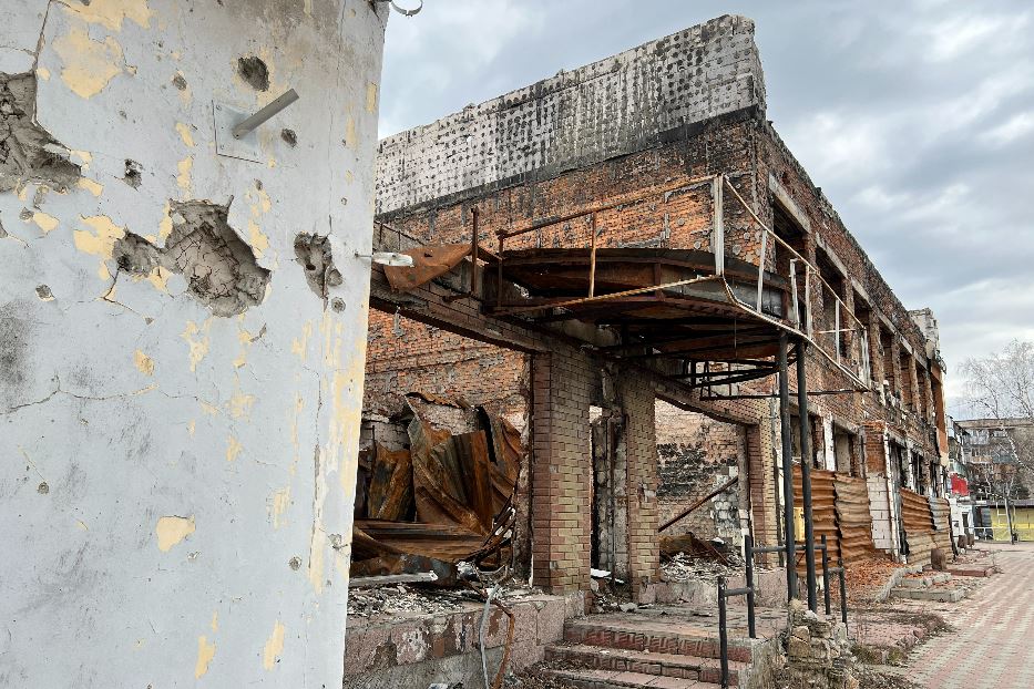 La distruzione nel centro di Izyum, la città nell'estremo oriente dell'Ucraina dove è stata scoperta la più grande fossa comune