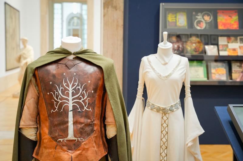 Vestiti in esposizione alla mostra su Tolkien