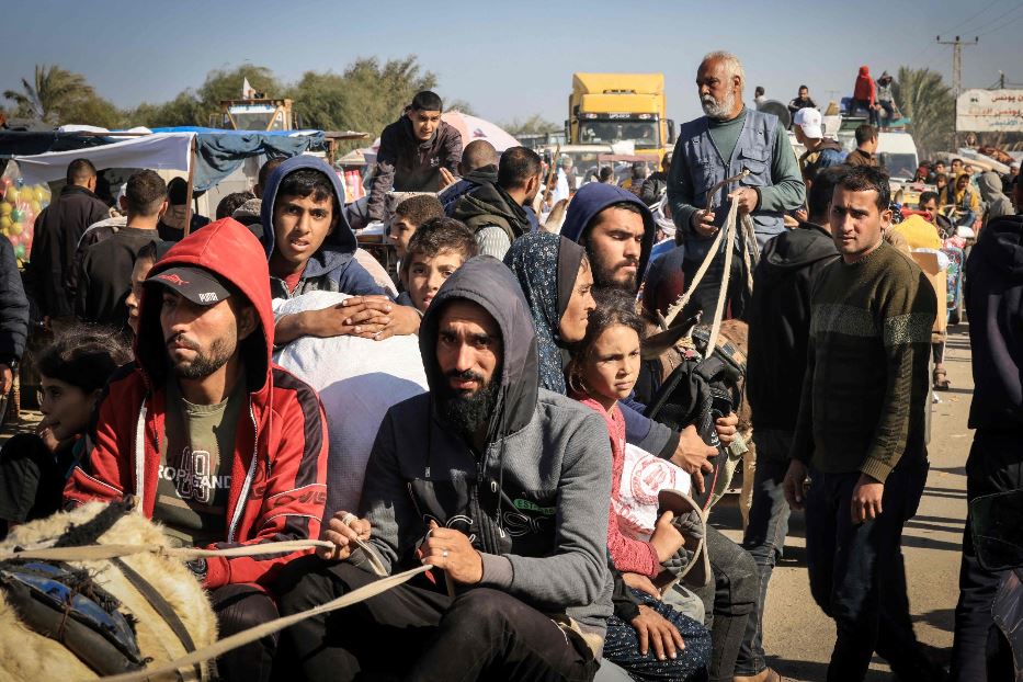 Profughi lasciano la periferia meridionale di Khan Yunis, sulla quale si avvicinano i combattimenti, e lungo la strada costiera si dirigono verso Rafah nell'estremo sud della Striscia