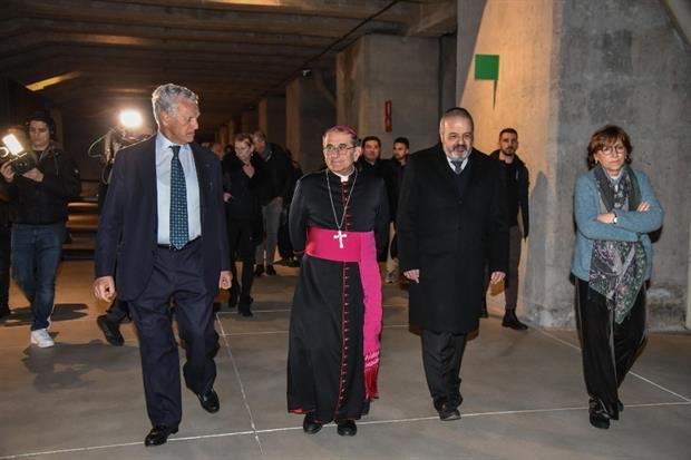 Milano: l’arcivescovo Delpini e il rabbino capo di Milano, Alfonso Arbib, accolti dal presidente del Memoriale della Shoah, Roberto Jarach (a sinistra), e dalla vicepresidente Milena Santerini (a destra)