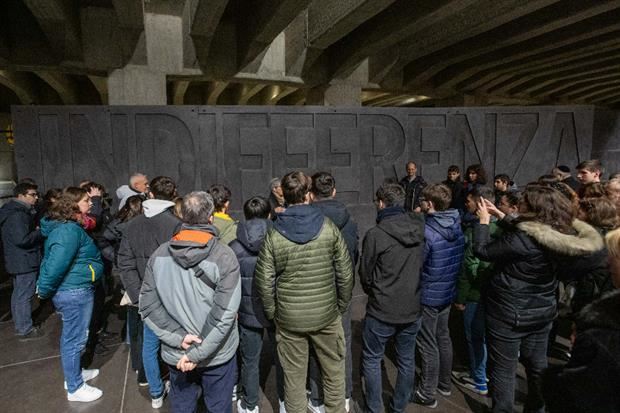 Milano: la scritta “Indifferenza” che accoglie i visitatori all’ingresso del Memoriale della Shoah