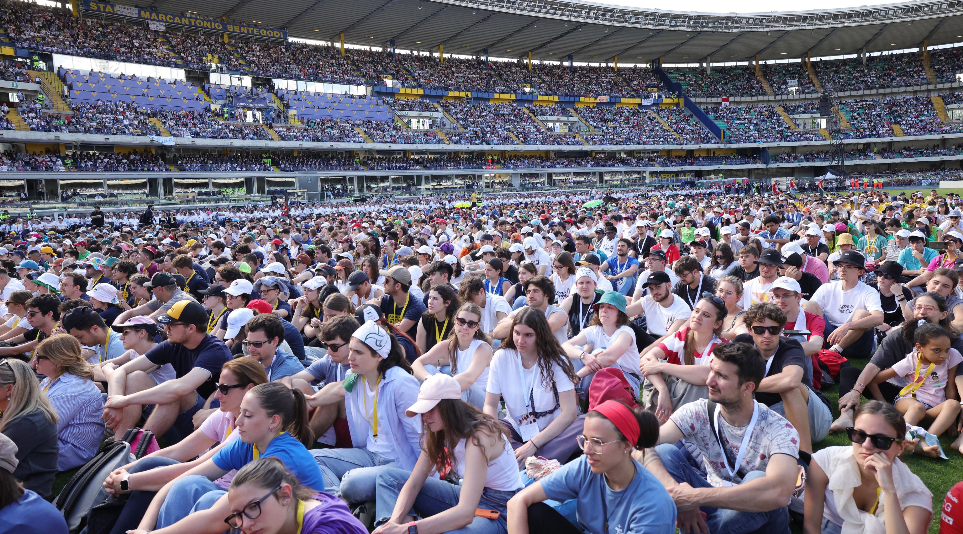 I 31mila fedeli della Messa del Papa allo Stadio Bentegodi di Verona