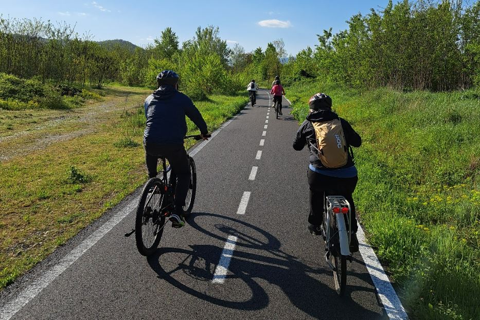 Un gruppo di ciclisti sulla GreenWay Voghera - Varzi