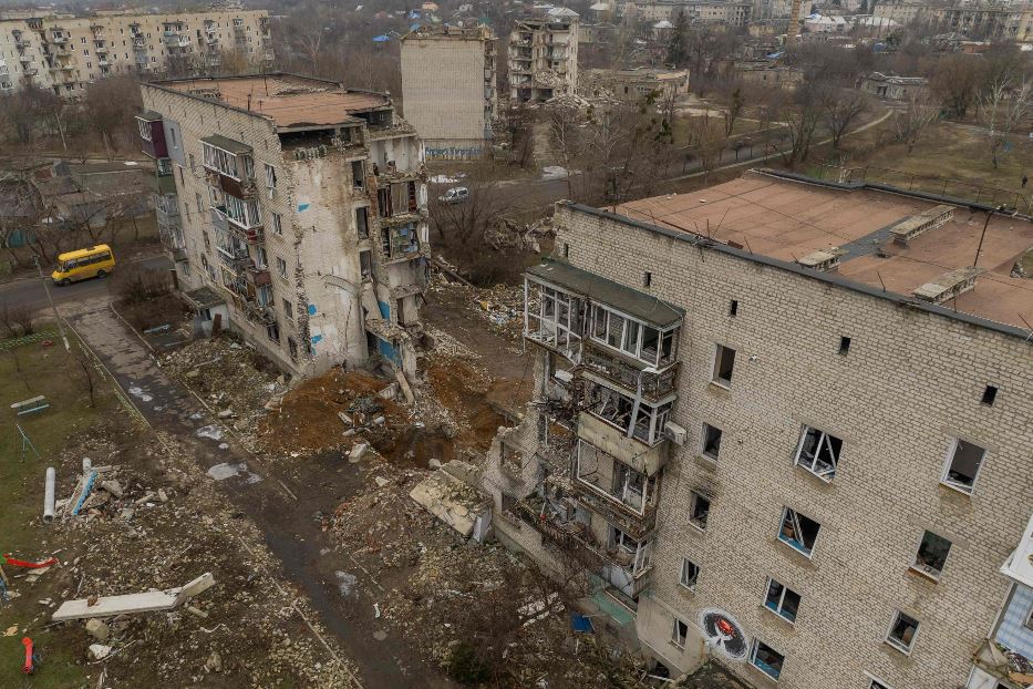 Un condominio bombardato dai russi nella regione di Kharkiv