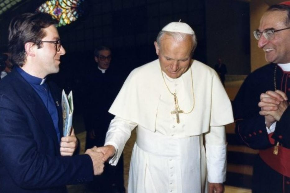 Un giovane don Duilio Corgnali con Giovannni Paolo II e l'arcivescovo di Udine Alfredo Battisti