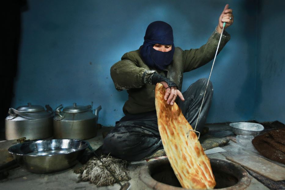 La cottura del pane nei forni al femminile di Kabul